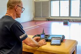 VOLLEDIGE AKOESTISCHE METING GYMZAAL