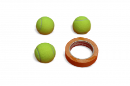 Tennisballen, tape en yogamatje t.b.v. oog-hand coördinatie SportKompas   